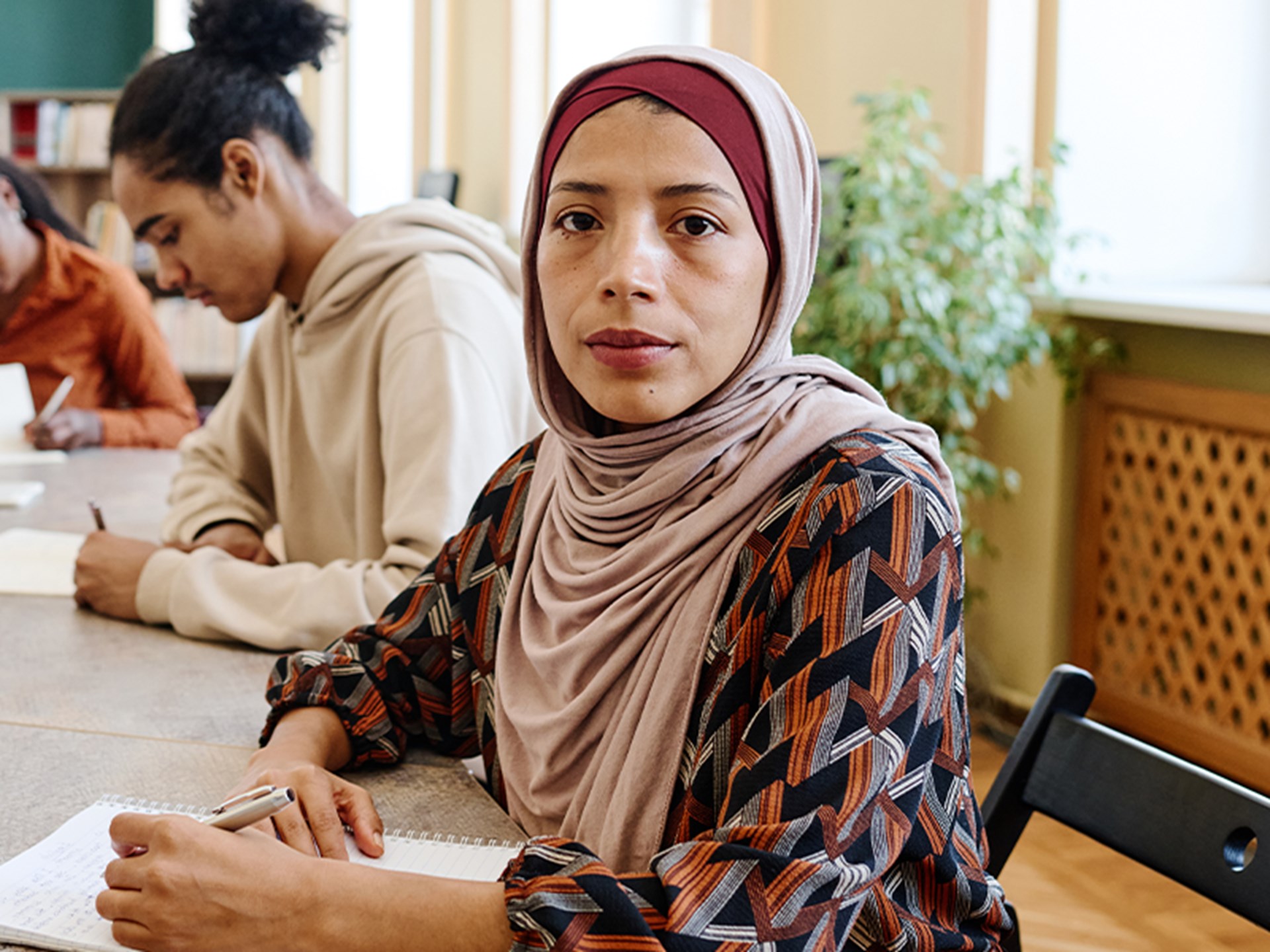 Eine Frau mit Kopftuch, die Vielfalt und Migration symbolisiert